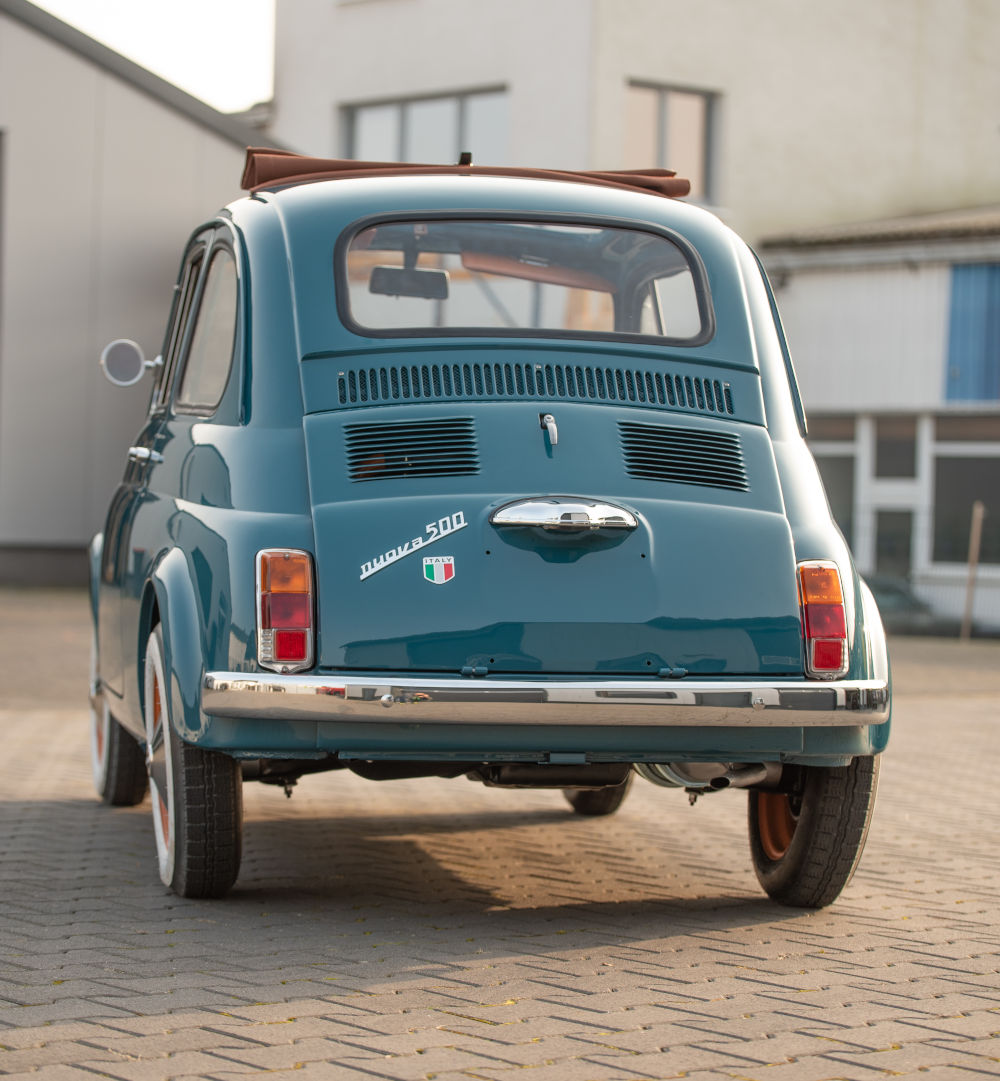 Italienischer Oldtimer Fiat 500 im Ruhrgebiet Heckansicht. Der Wiederbeschaffungswert und der Gesamtzustand wurden festgestellt, um ein H-Kennzeichen zu bekommen und die Steuer zu senken.
