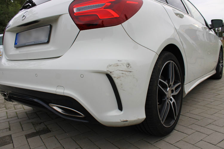 Bagatellschaden am Auto mit einer Schadenshoehe unter 700 Euro Weißer Mercedes mit unverschuldeten Parkrempler-Schaden am Heck, begutachtet und dokumentiert vom KFZ Sachverständigen Jörg Langer