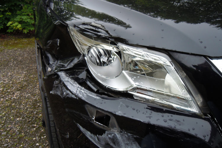 Volkswagen Passat vordere rechte Front verunfallt in Duisburg Kaputtes vorderes Licht eines Volkswagen Passat dokumentierter Schaden zur Fahrzeugbewertung
