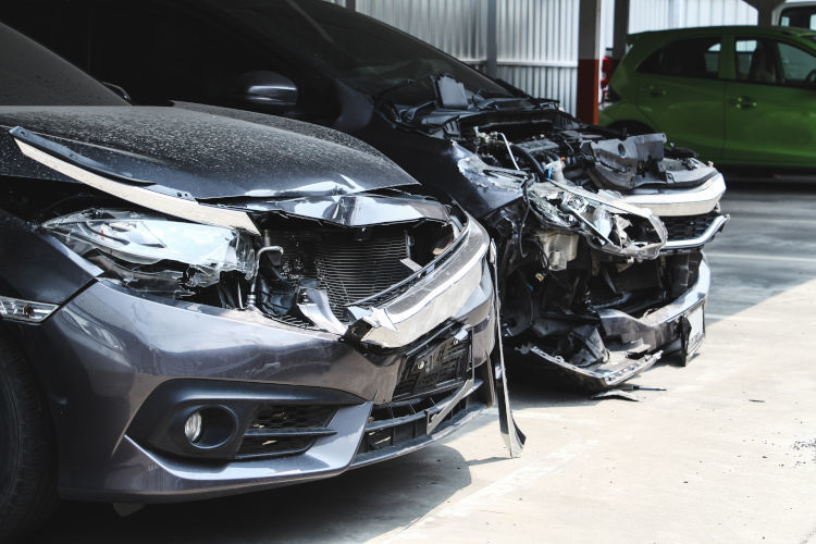 Zwei Unfallwagen mit Totalschaden in Duisburg zur Begutachtung und Analyse der Schadensumme Zwei verunfallte Fahrzeuge stehen mit Totalschaden unter einem Karport. Die Reparatur der Folgekosten bewirken einen wirtschaftlichen so wie technischen Totalschaden, aufgrund der Schadensanalyse vom Sachverständigen in Duisburg
